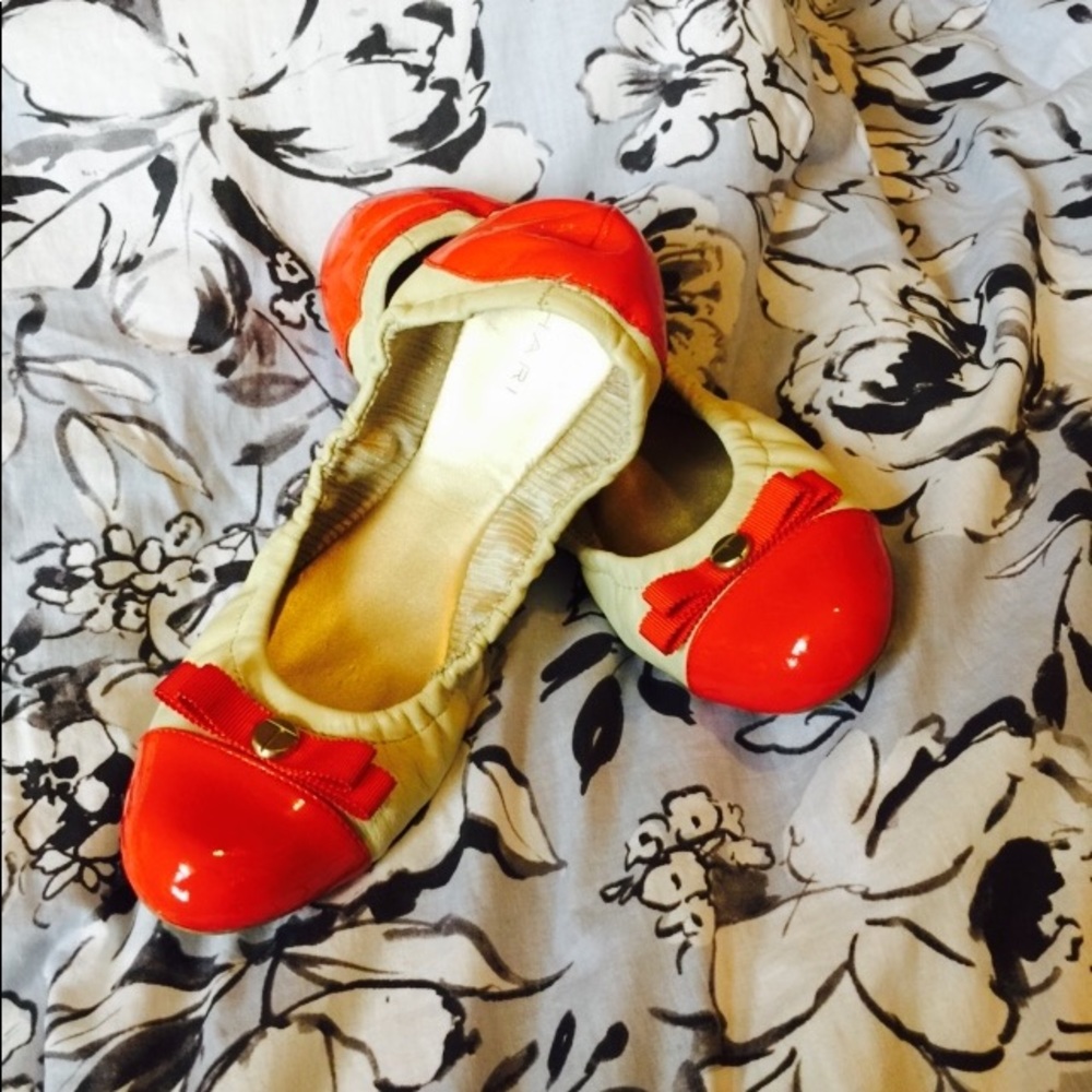 Tahari Two-tone Scrunched Ballet Flats with a Bow